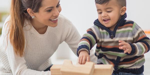 Power to the Profession (Recursos en Español) Educator with smiling child